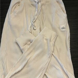 ALO ivory muse jogger size xs EUC